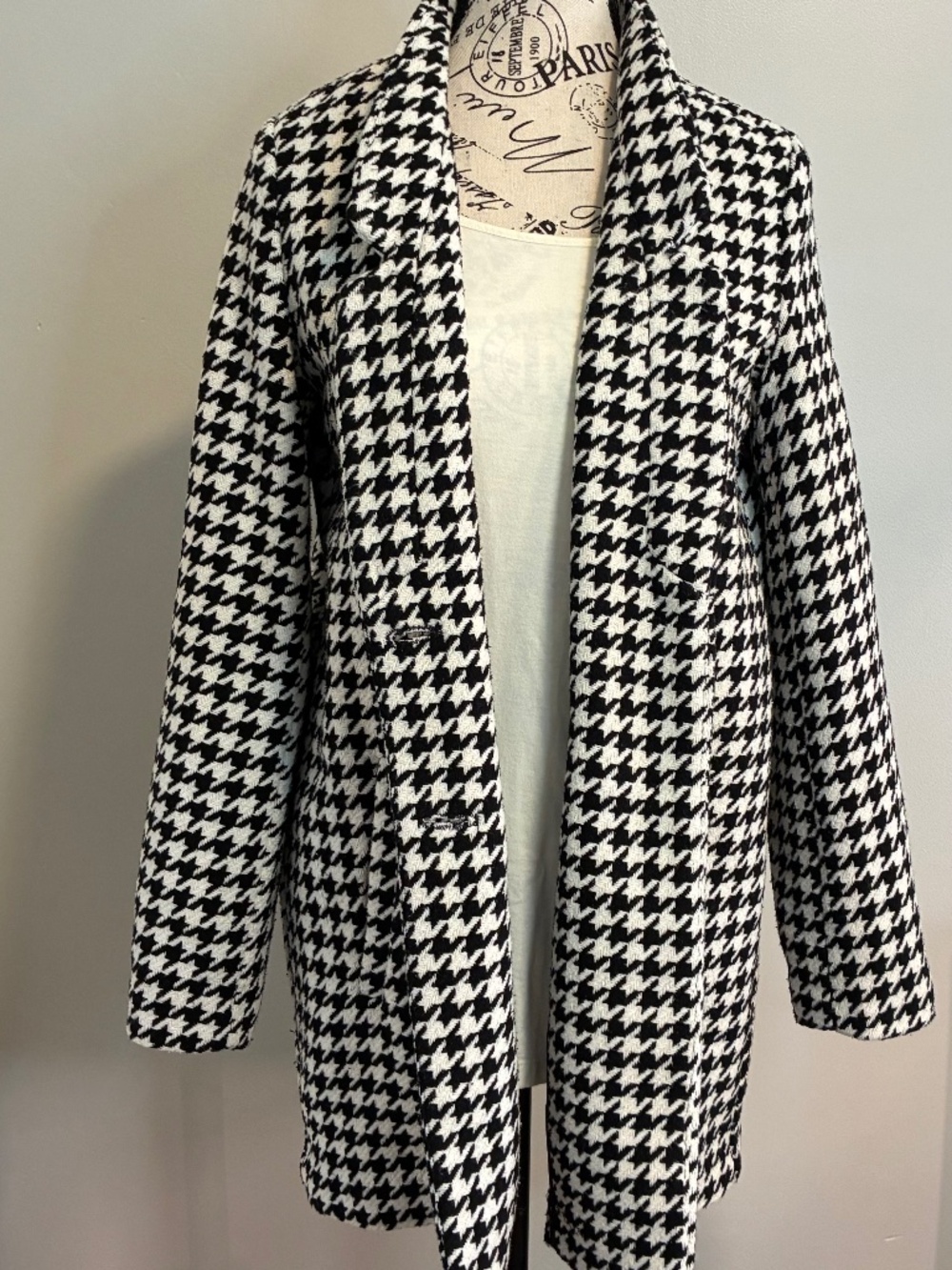Black & white houndstooth blazer with button closure and pockets. XS. Preppy